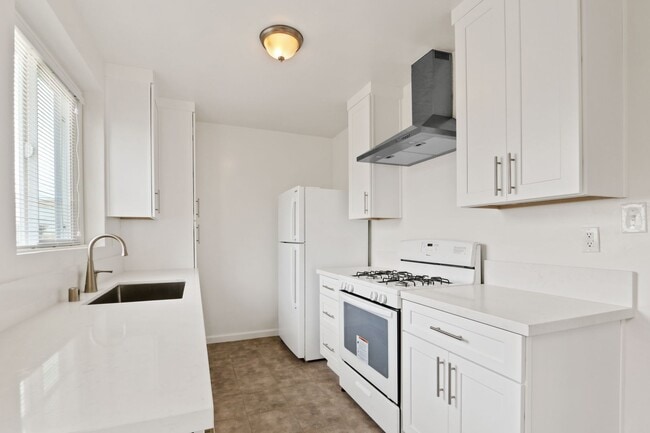 Photo - Courtyard building on Ocean Park Unit 2024½