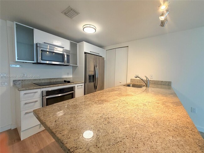 Building Photo - 185 SW 7th St Unit 2510