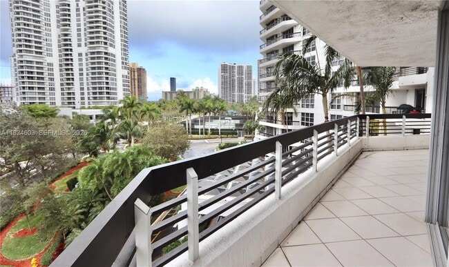 Building Photo - 3530 Mystic Pointe Dr Unit 506