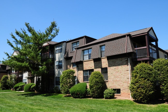 Photo - Woodbridge Center Plaza