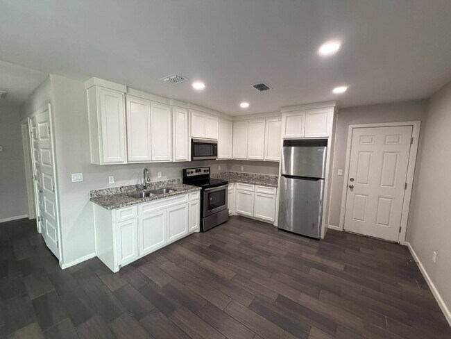 Photo - "Spacious Blank Canvas with 2 Full Baths in Edinburg's Heart – Ready for Your Vision!"