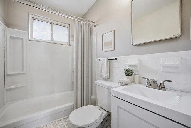 Building Photo - 9626 10th View St Unit apt D