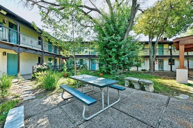 Photo - 711 Eberhart Ln Unidad 105.