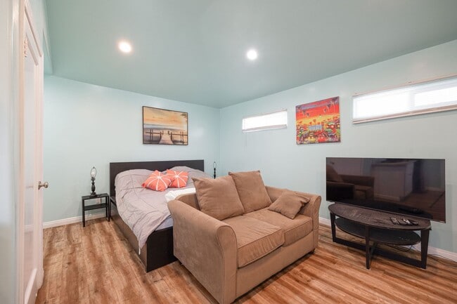 Building Photo - Super cute fully furnished studios now ava...