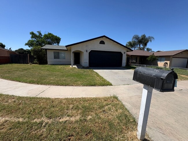 Building Photo - Charming Tulare home available now!