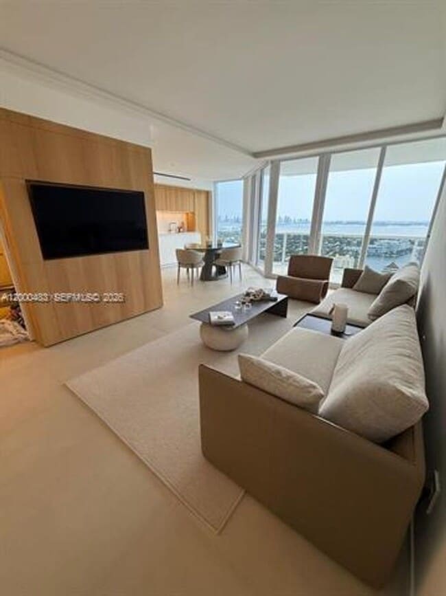 Building Photo - 4775 Collins Ave Unit 4775 Collins Ave appt 3706
