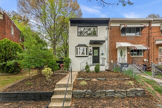 Building Photo - 3300 Manorwood Dr