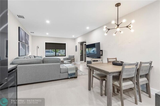 Photo - 425 NE 25th St