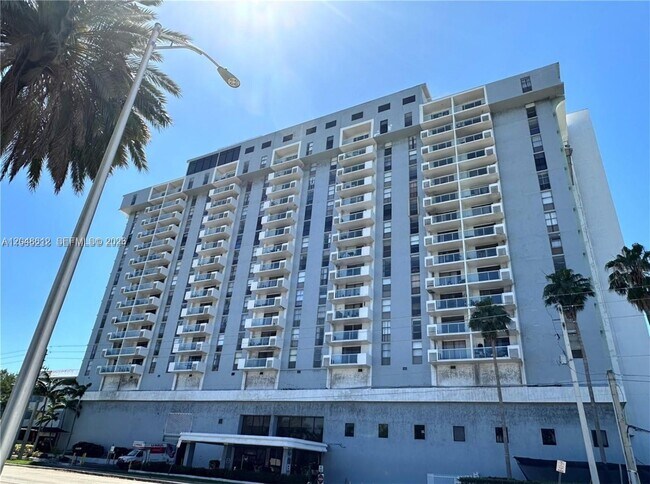Building Photo - 13499 Biscayne Blvd Unit 412