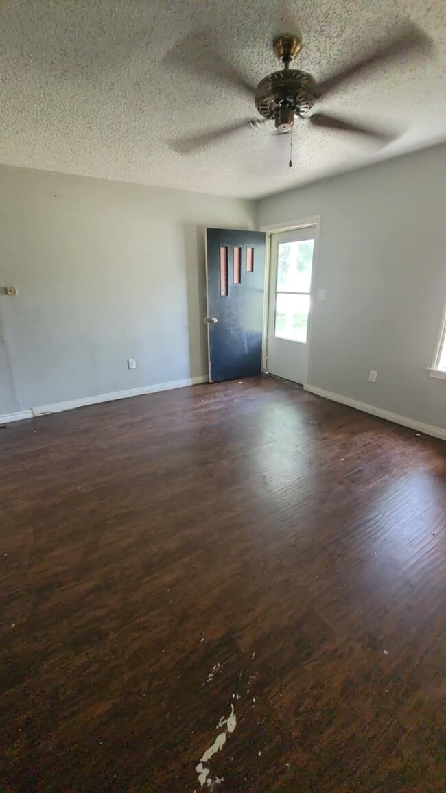 Photo - 402 N B St