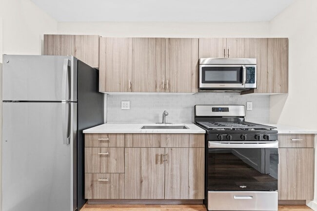 Building Photo - 557 Broad St Rental