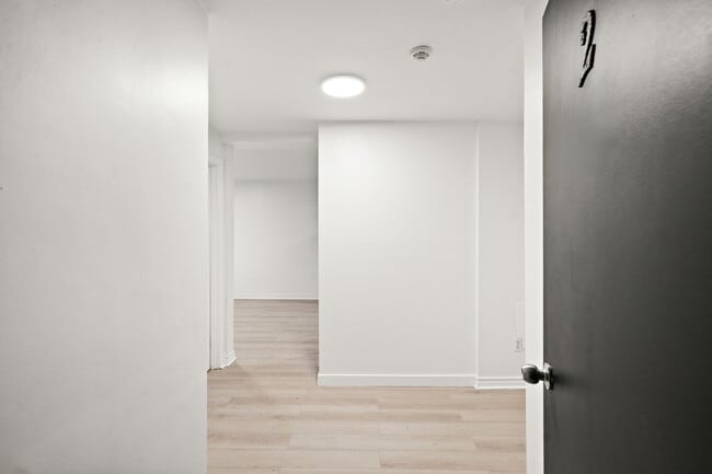 Photo - 2555 Davidson