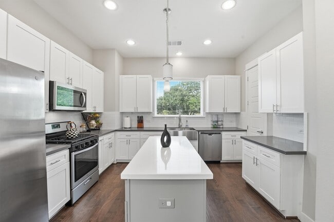 Photo - 2057 Sherwood Forest St
