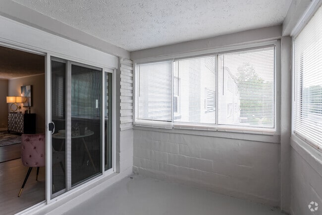Apt 24c: 1 X 1