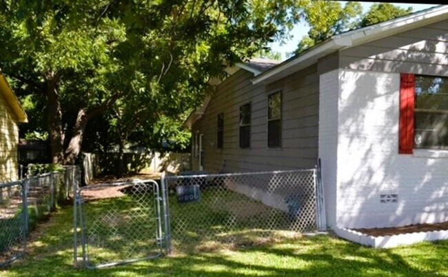 Photo - Spacious 4 Bed 2 Bath with Enclosed Patio ...