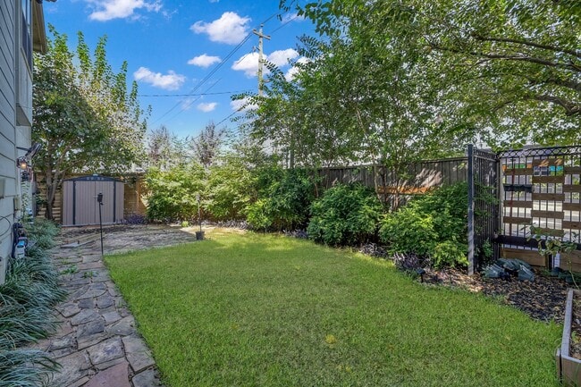 Photo - 932 Lester St