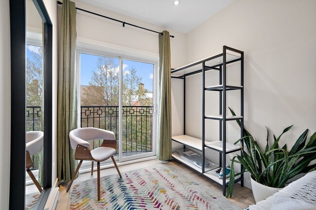Building Photo - 3722 Av. Laval Unit 7
