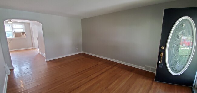 Photo - 717 Surrey Ln