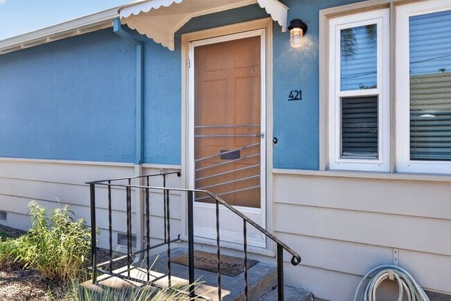 Building Photo - 2,900 /Month Beautiful 2 Bed, 1 Bath Single Story, with Garage Centrally Located in Petaluma!