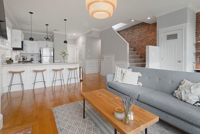 Building Photo - 468 E 6th St Unit 2 Rental