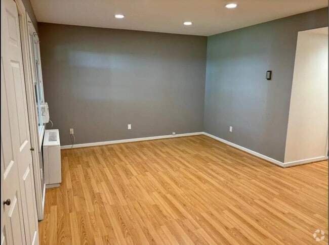 Building Photo - 10 Wild Oaks Rd Unit 120 Rental