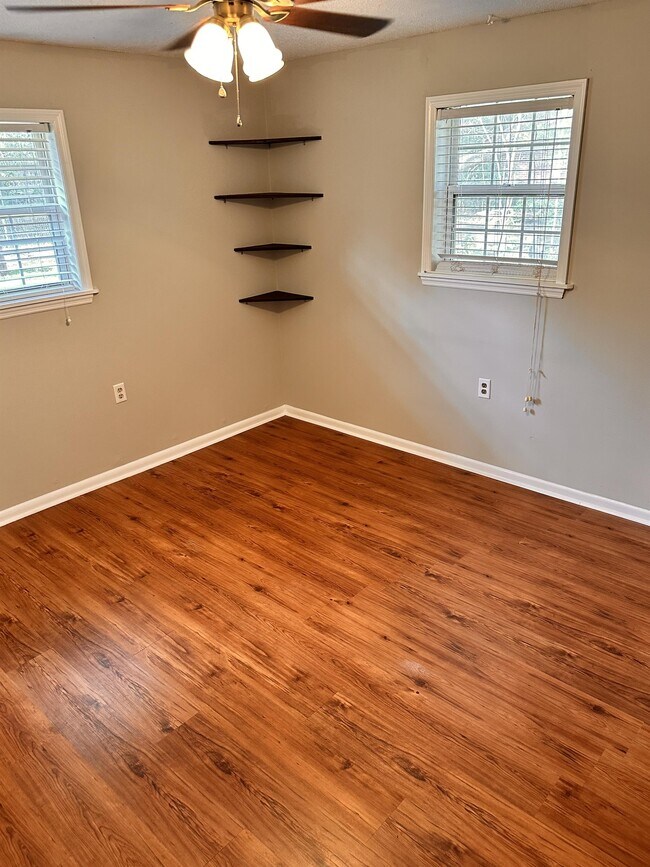 Photo - 406 Rutland Rd