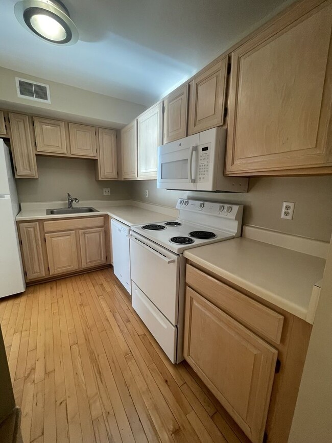 Building Photo - Three Bedroom Two Bath Condo near Arbor Hills