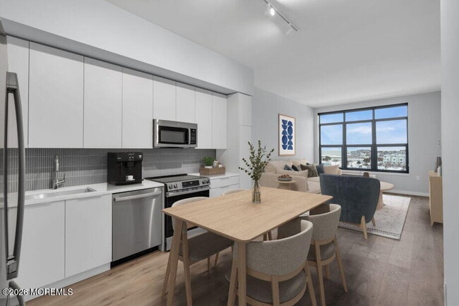 Building Photo - 1150 Kingsley St Unit 622