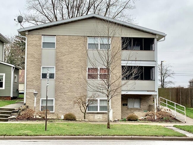 Building Photo - One bedroom upstairs apartment for rent Unit 523.5
