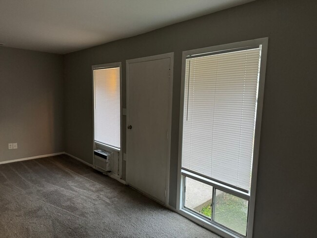 Photo - 1521 N Hocker Ave