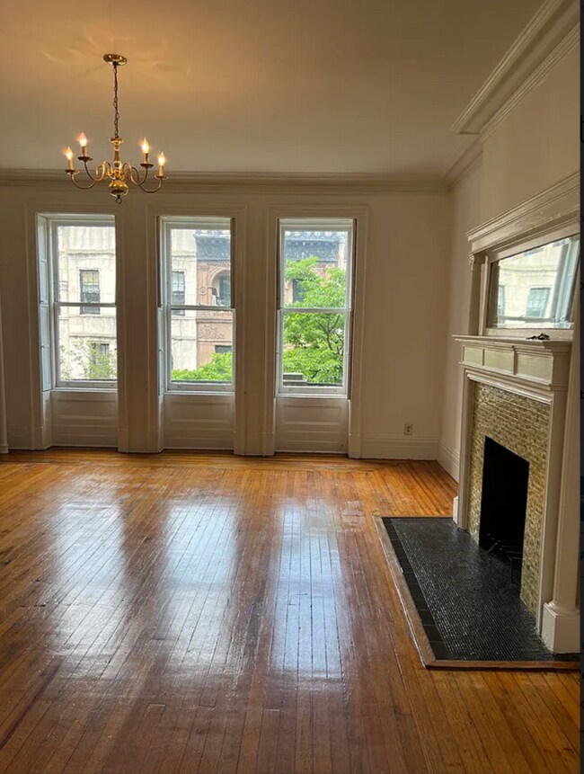 Photo - 121 E 39th St