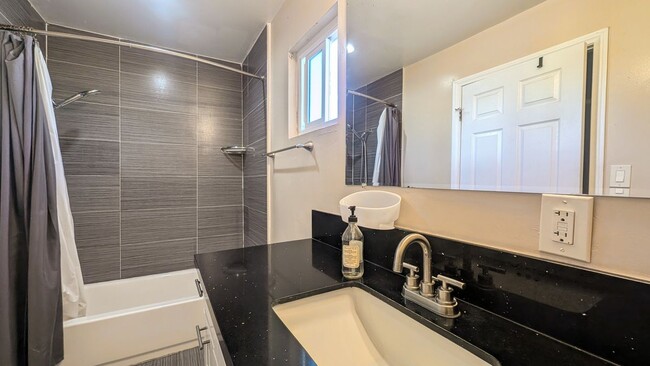 Photo - 1299 W 37th Dr Unidad 2