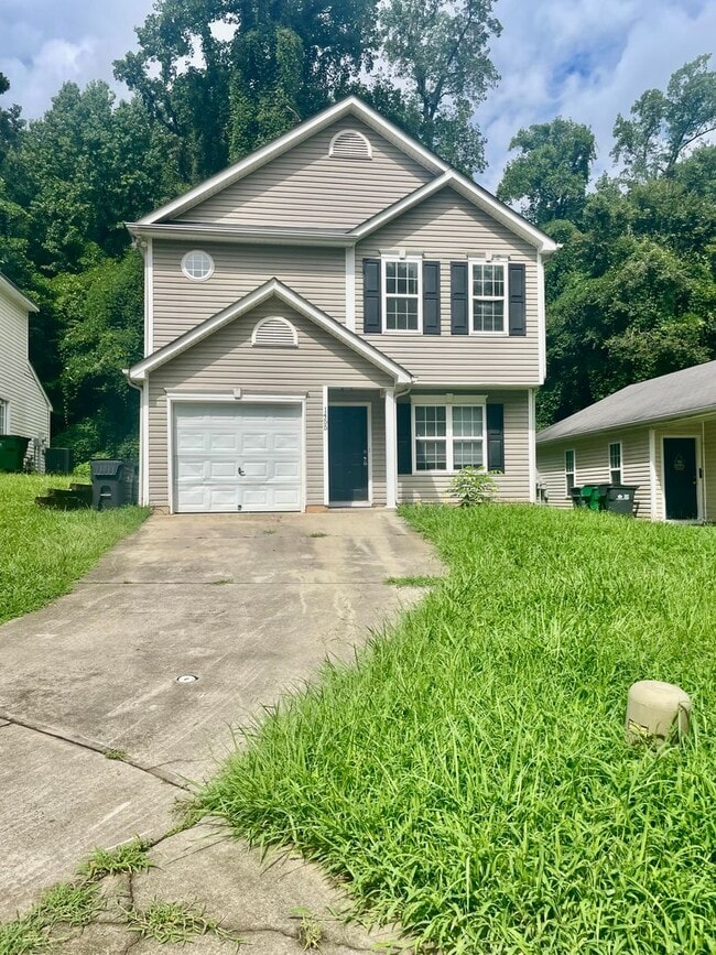 Building Photo - This delightful home boasts three spacious...