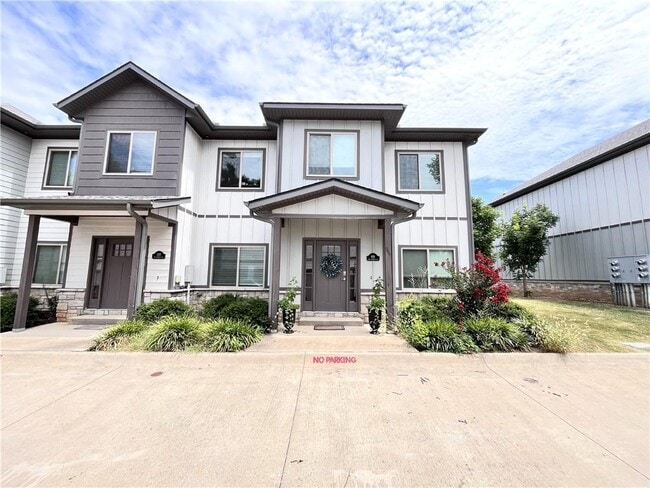 Photo - 418 NW Retreat Ln