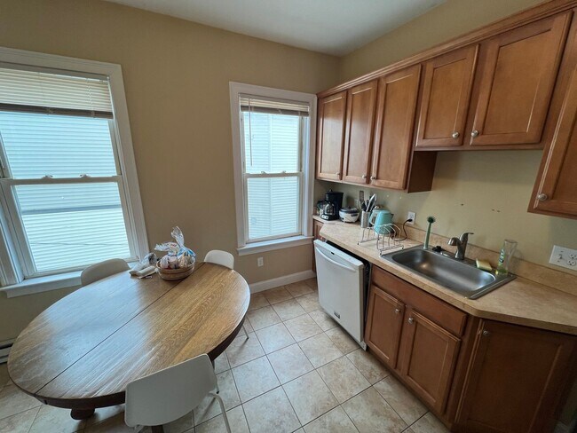 Photo - 9/1 Spacious Davis Sq 3BR w/EIK right by T...