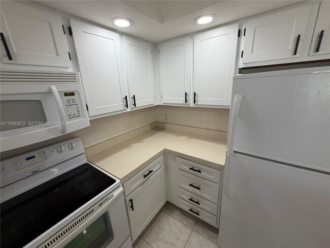 Photo - 3330 Pinewalk Dr N Unidad 1636