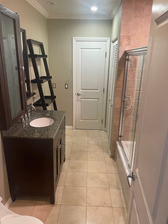 Building Photo - 7560 Hollywood Blvd Unit 301