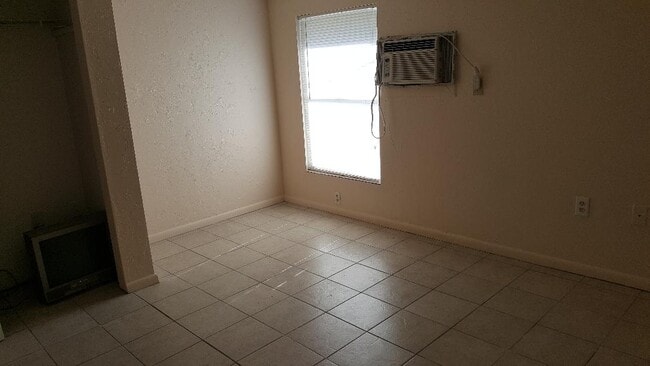 bedroom - 434 N Osprey Ave Unit 4
