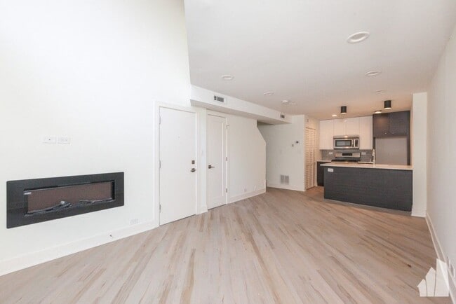 Building Photo - 944 W Grace St Unit 944-H201