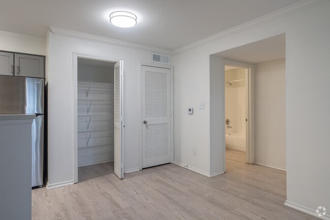 2BR, 2BA - 951SF: