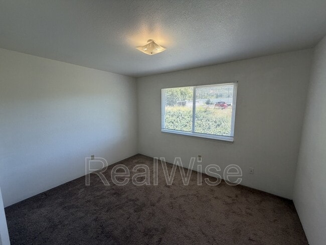 Photo - 2145 NW Heidi Ln Unidad D