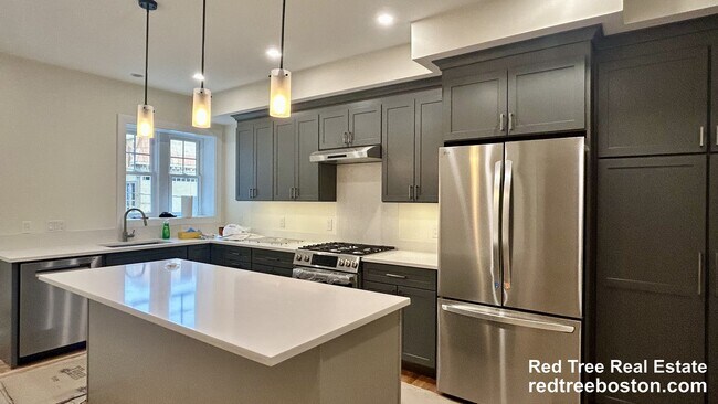 Building Photo - 10 Dwight St Unit 2