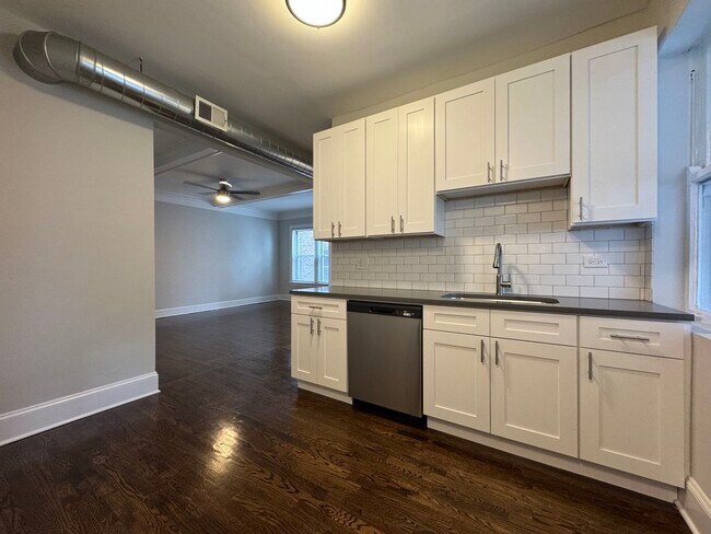 Photo - 1457 W Summerdale Ave Unit 1