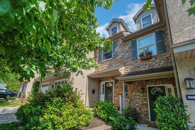 Building Photo - Beautiful 3 Bedroom Bridgeport Townhome!