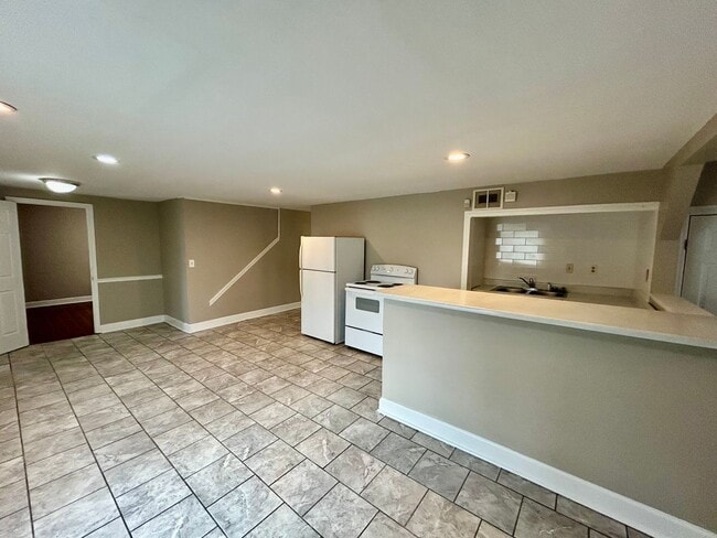 Photo - 2 Bedroom in Richmond! - Water Included!