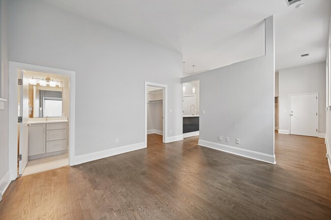 Photo - 641 N High St