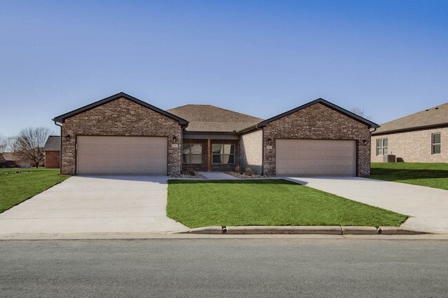 Building Photo - Big Creek Golf Course - 3 Bed 2 Bath Double Garage (Newer Construction)