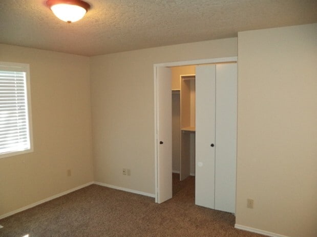 Photo - 609 Oxford Way