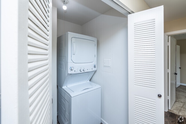 2BD, 2BA - 816SF - Laundry - Stone Pointe Village