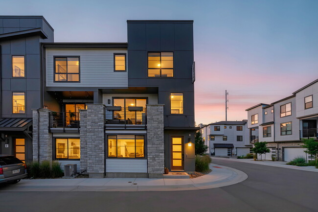Building Photo - 2012 S Holly St